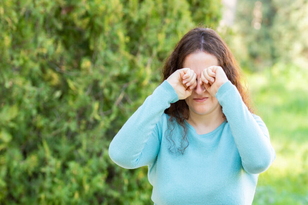 Pessoa com coceira nos olhos precisando usar tipos de colírios