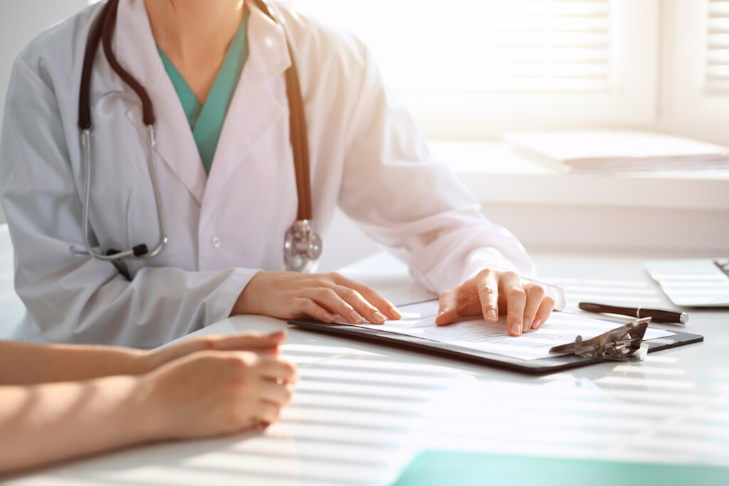 Médico orientando paciente sobre uso correto de medicamentos e esclarecendo se pode partir comprimido.